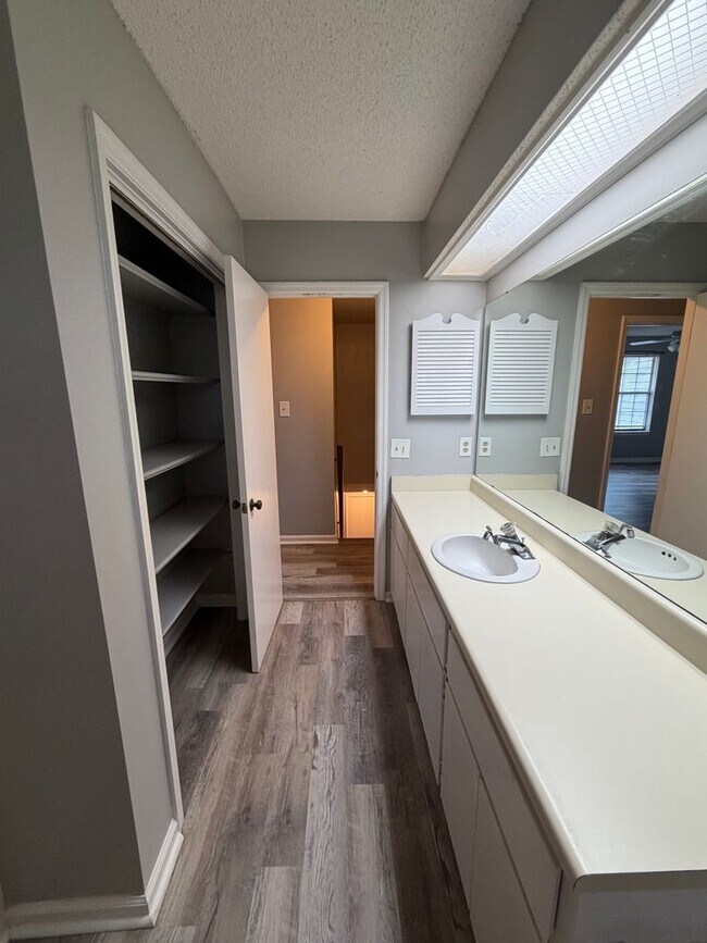 Building Photo - Hidden Lake Townhomes 2 Bedroom 1.5 Bathroom