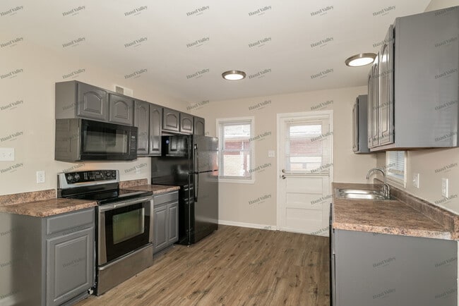 Building Photo - 1121 Trampe Ave