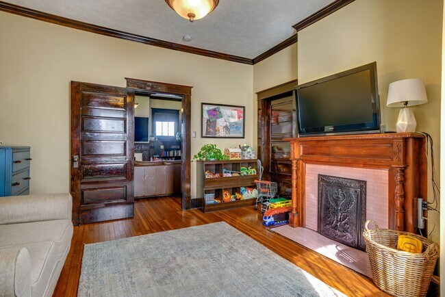 Building Photo - Renovated Historic 4 Bedroom Home w/ Two Car Garage in East Nashville