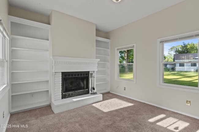 Building Photo - 203 Knight Pl