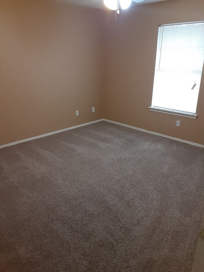 Building Photo - Great Townhouse in West Fayetteville