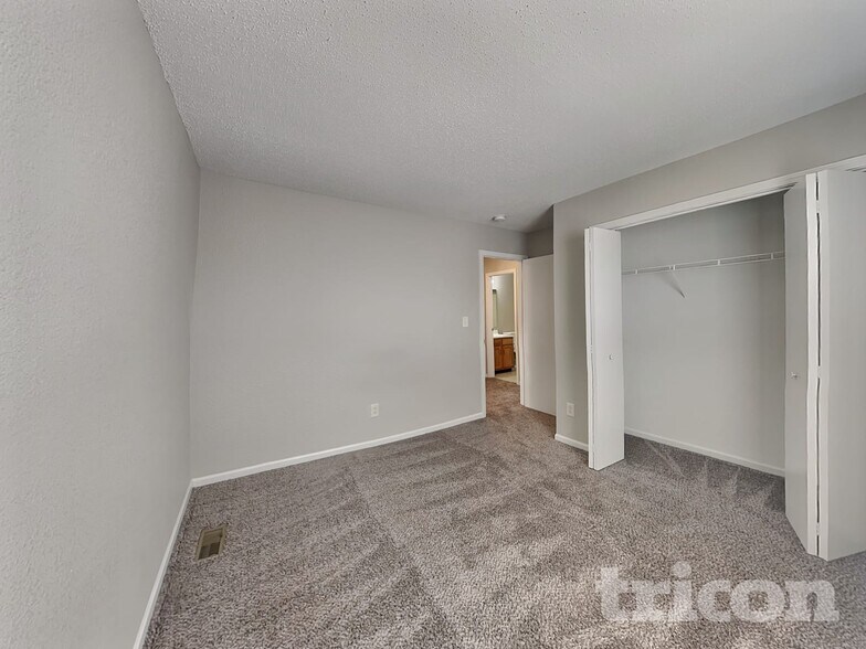 Building Photo - 1726 Farm Meadow Dr