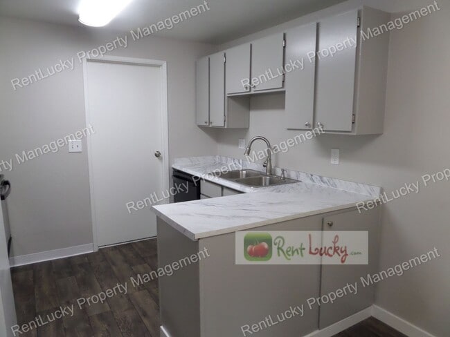 Building Photo - Freshly Updated 3-Bedroom Duplex w/Attached Garage in Great Federal Way Location!!