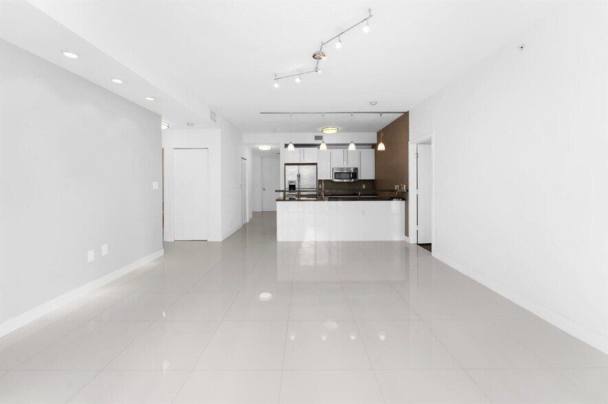 Building Photo - 1111 SW 1st Ave