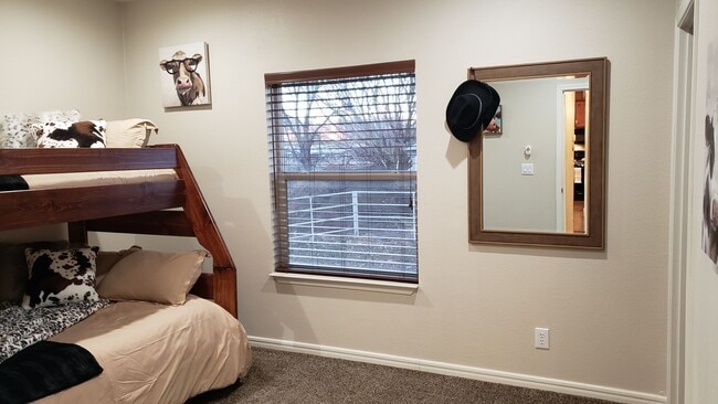 Building Photo - Gorgeous location, spectacular amenities, 3 bedroom furnished home for rent.