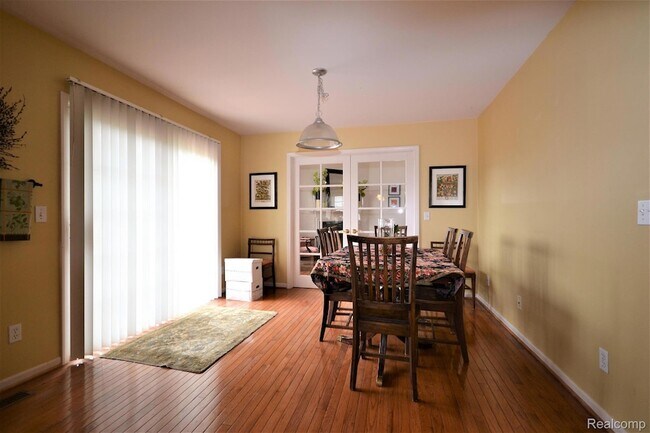 Building Photo - 4890 Spring Meadow Dr