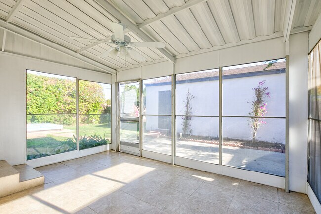 Building Photo - 5726 Lasaine Ave