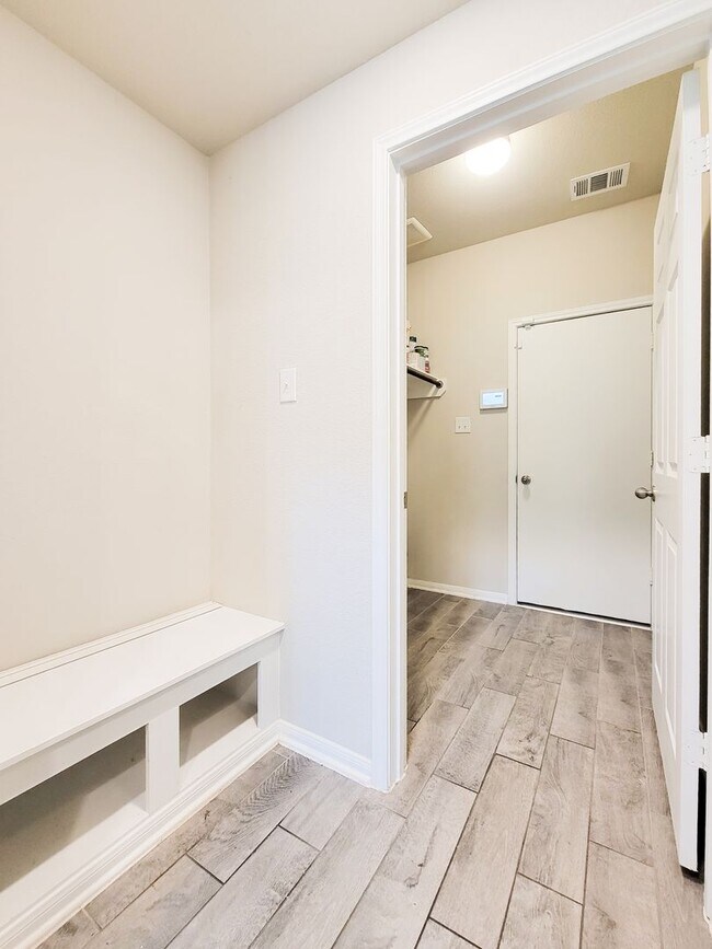 Building Photo - Live comfortably in this stunning Lake Rid...
