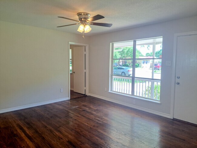 Building Photo - Renovated 4 bedroom 2.5 bath
