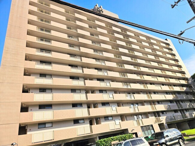 Building Photo - Maikiki Studio, 1 Parking Condominium in the Luna-Liho Towers Close to Punahou School