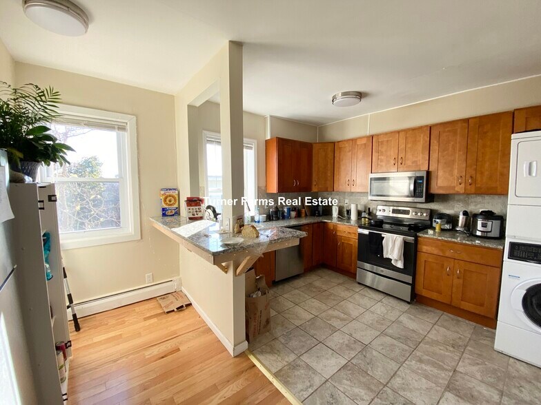 Building Photo - 5 Bickford Ave