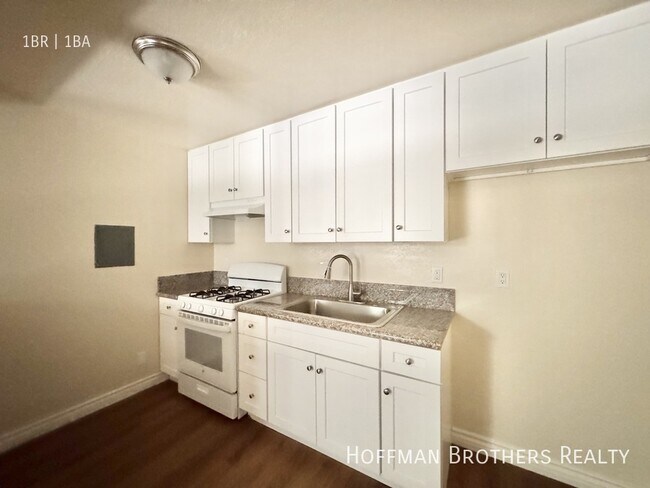 Building Photo - 6727 Woodley Ave