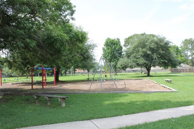 Building Photo - 16823 Cobble Ridge Dr