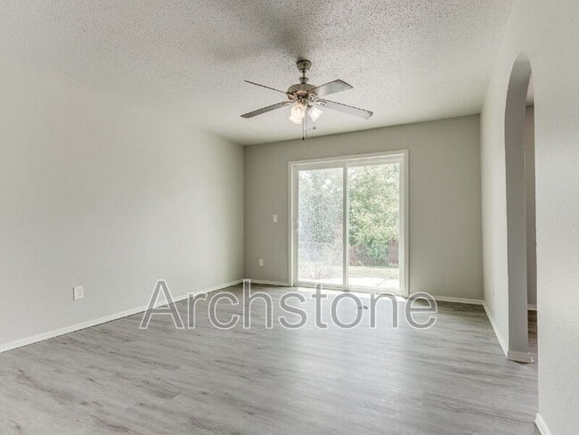 Building Photo - 4501 Meadowvale Dr