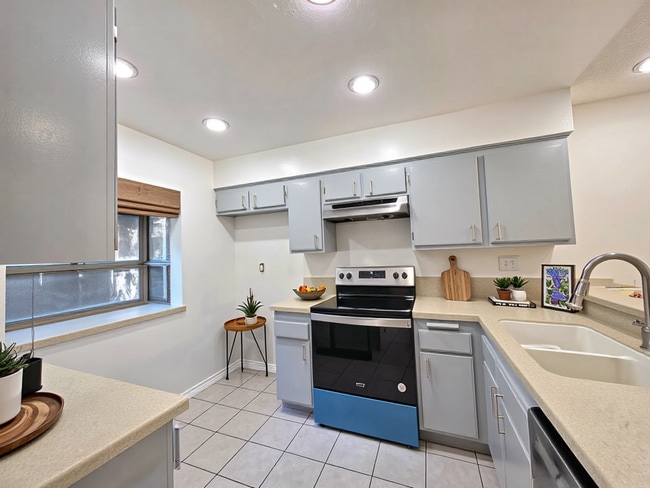 Building Photo - 25369 Pine Creek Ln