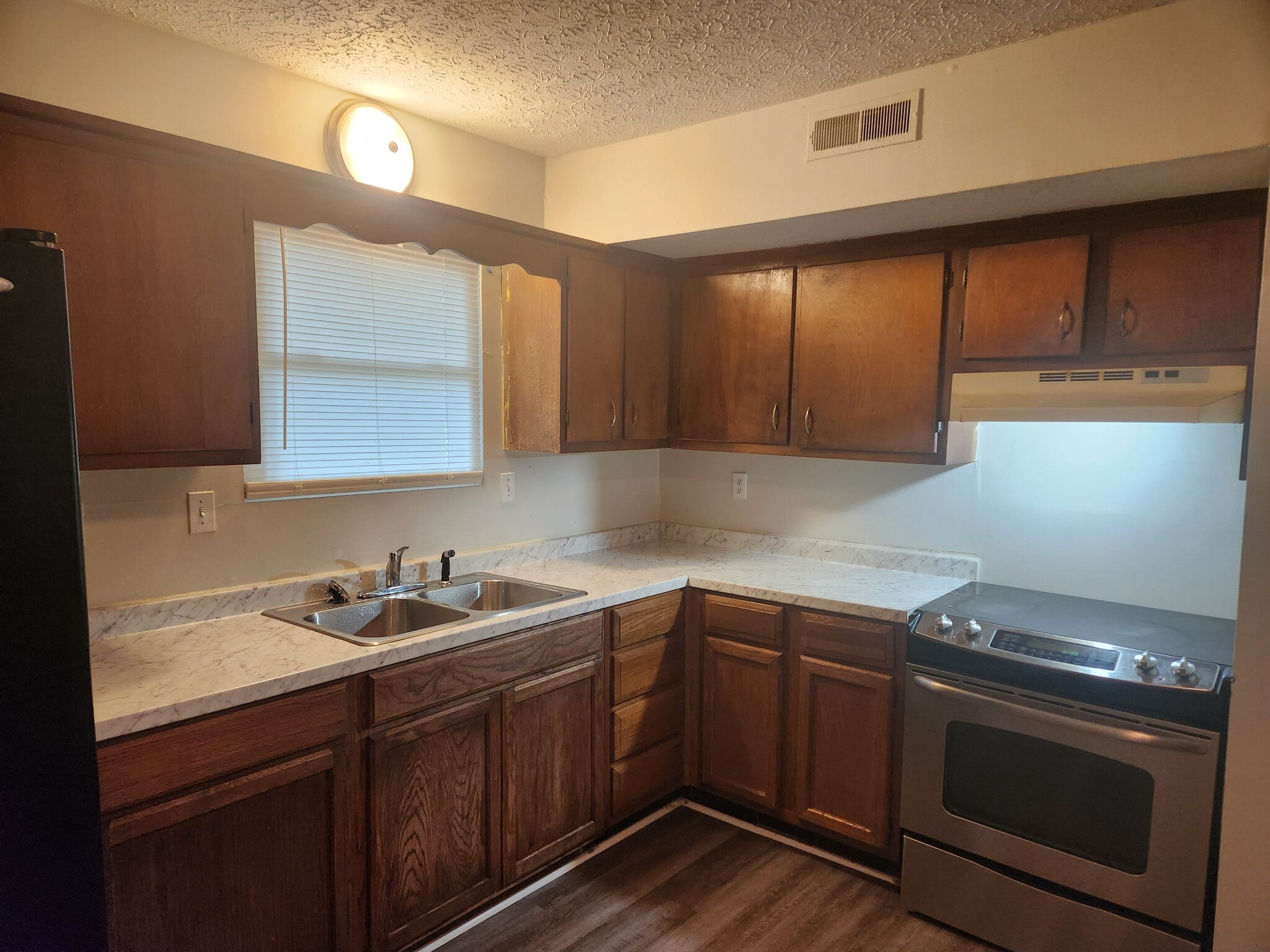 Building Photo - 3109 Wildwood Dr