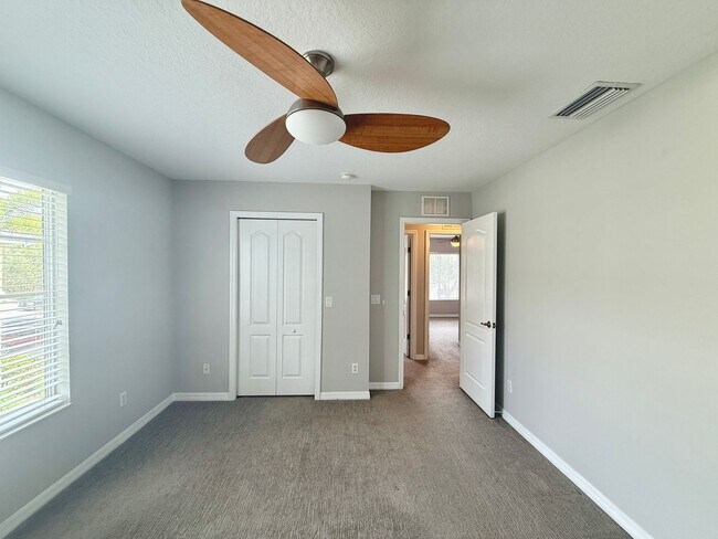 Building Photo - Clean and Comfortable 3 Bedroom Townhome