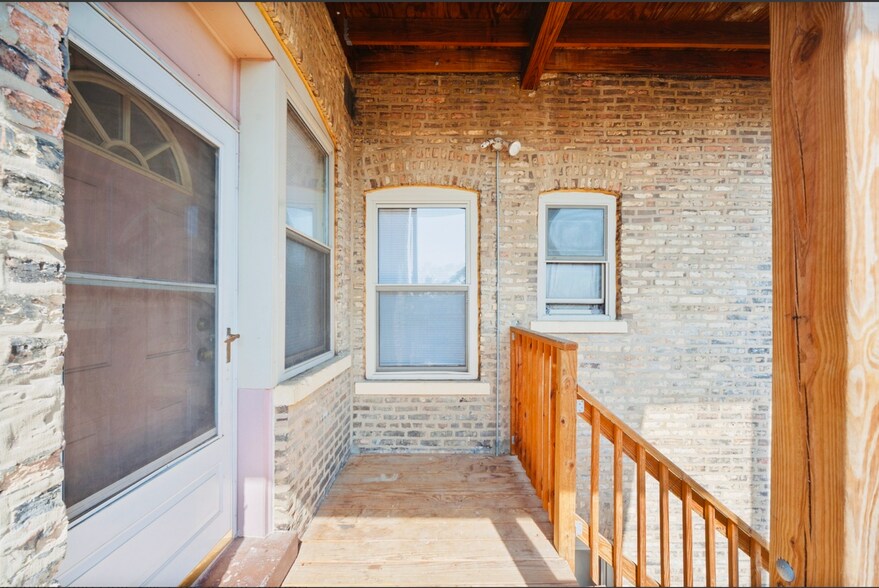 Patio balcony space - 1243 W Rosemont Ave