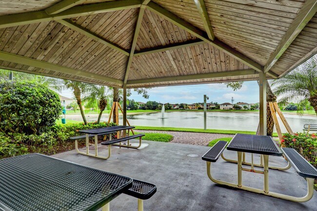 Building Photo - 748 Cresta Cir