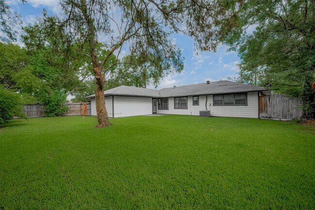 Building Photo - 8057 Ridgeview Dr