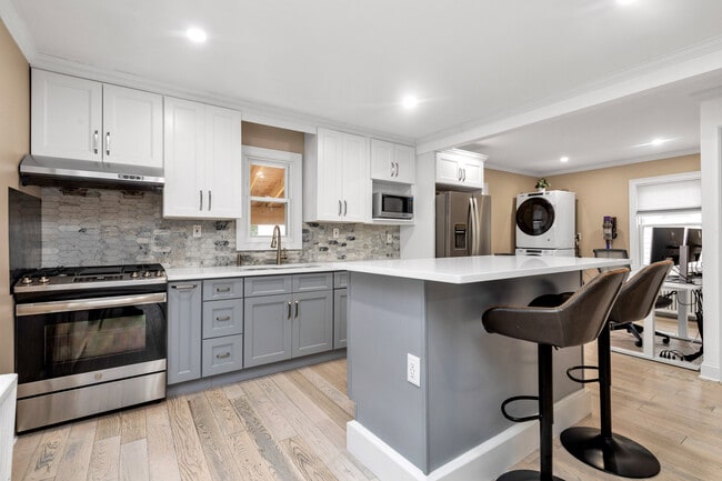 Building Photo - 98 Ethel St