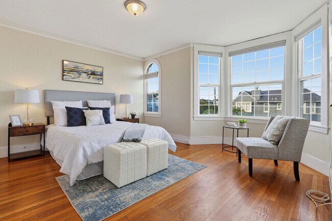 Building Photo - Charming Seacliff Top Floor Condo Unit with views of Golden Gate Bridge!