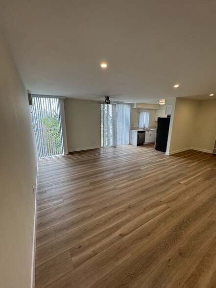 Living Room - 929 Larrabee Apartments