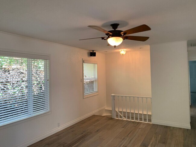 Building Photo - Charming 3+1 Canyon Country Cutie Nestled in the Hills!