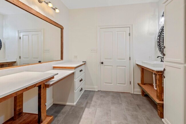 Building Photo - 4329 Edgewater Dr