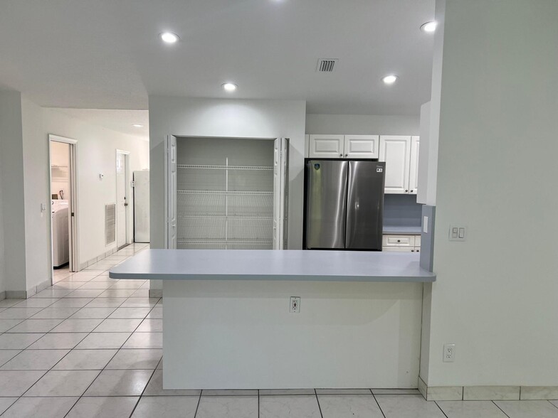 Building Photo - 1096 Staghorn St