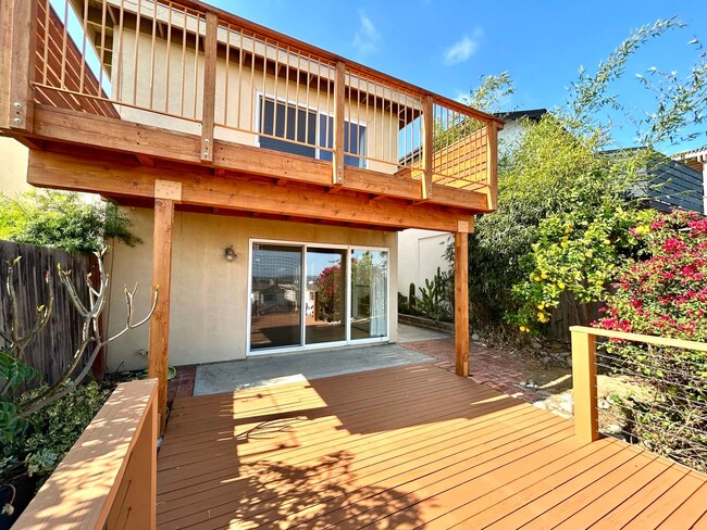 Building Photo - Stunning 3 Bed/3.5 Bath with Panoramic Views!