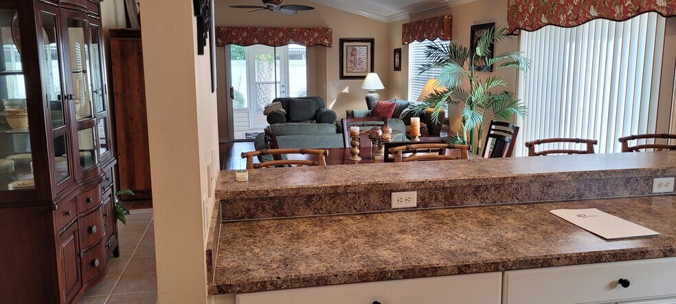 Building Photo - 725 Rosella Pl