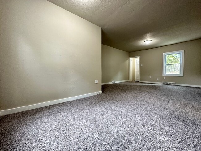 Building Photo - 2 Bedroom with 3 Stall Attached Garage