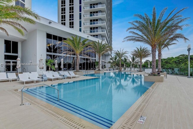 Building Photo - 16385 Biscayne Blvd