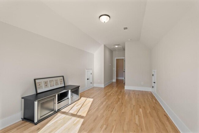 Building Photo - 568 Versailles Dr