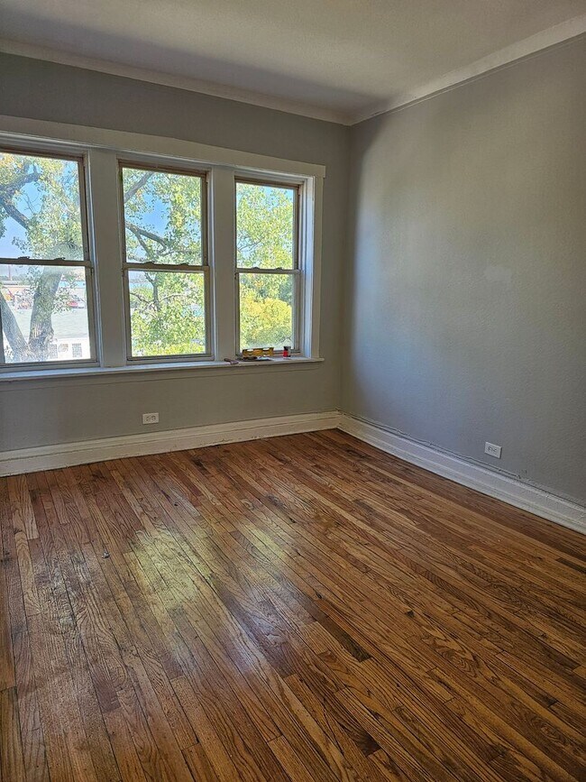 Building Photo - Great 2 Bedroom unit, with a Wonderful Man...