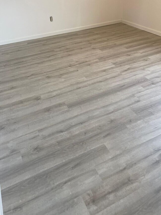 Building Photo - Modern 2-Bed, 1-Bath Oasis with Central Ai...