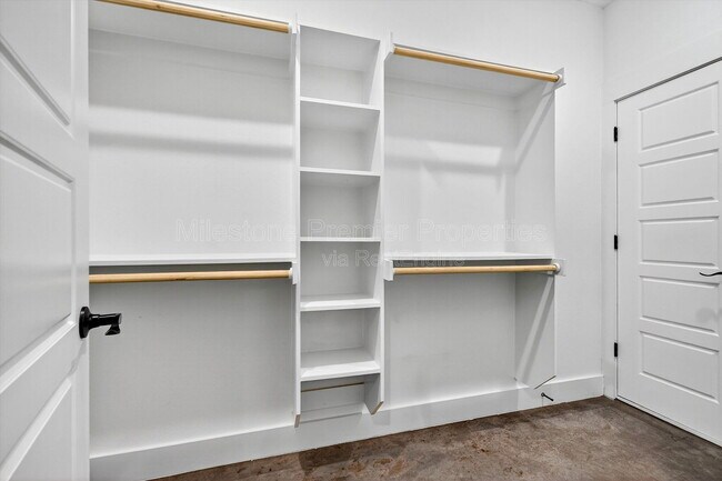 Building Photo - 211 W Murray St