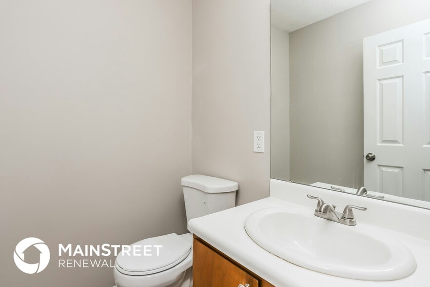 Building Photo - 1133 Treetop Village Dr