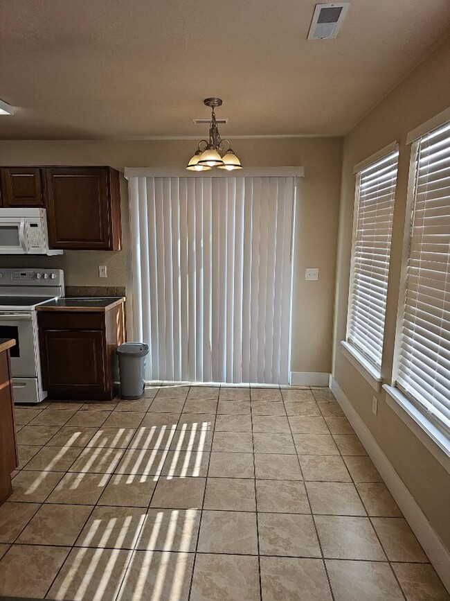 Building Photo - Nice 2 bedroom, 2 bath condo in a fabulous...