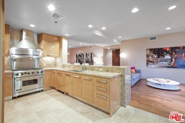 Building Photo - 447 N Doheny Dr
