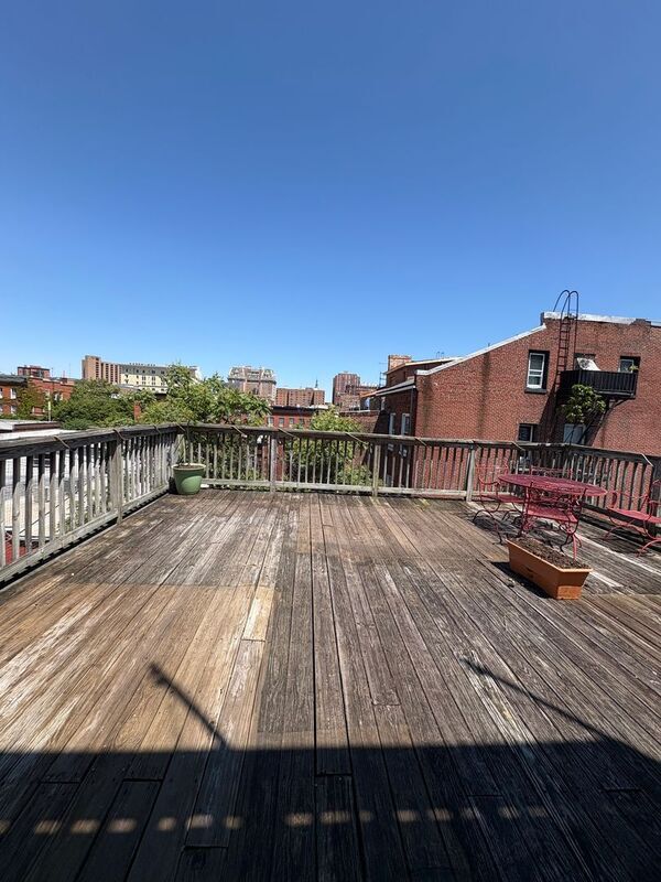 Building Photo - 24 E Mt Vernon Pl