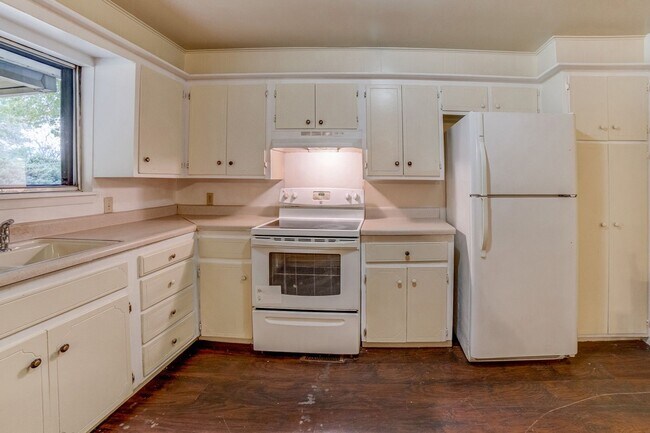 Building Photo - 3 BED 2 BATH! Schedule a tour today!