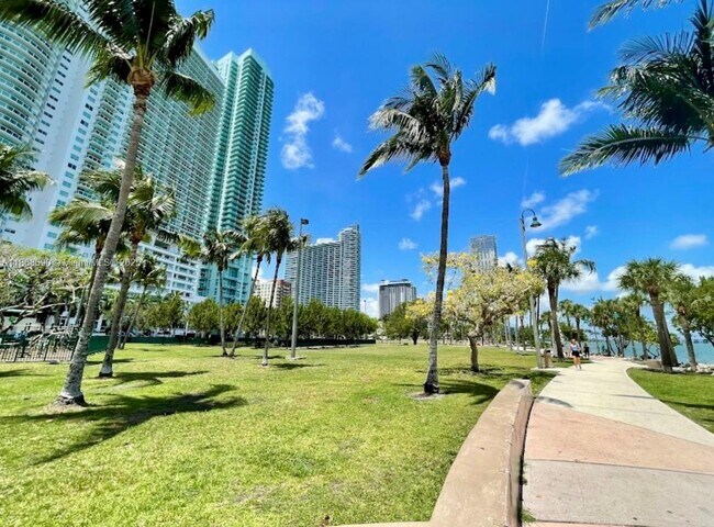 Building Photo - 2000 N Bayshore Dr
