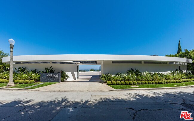 Building Photo - 9364 Beverlycrest Dr