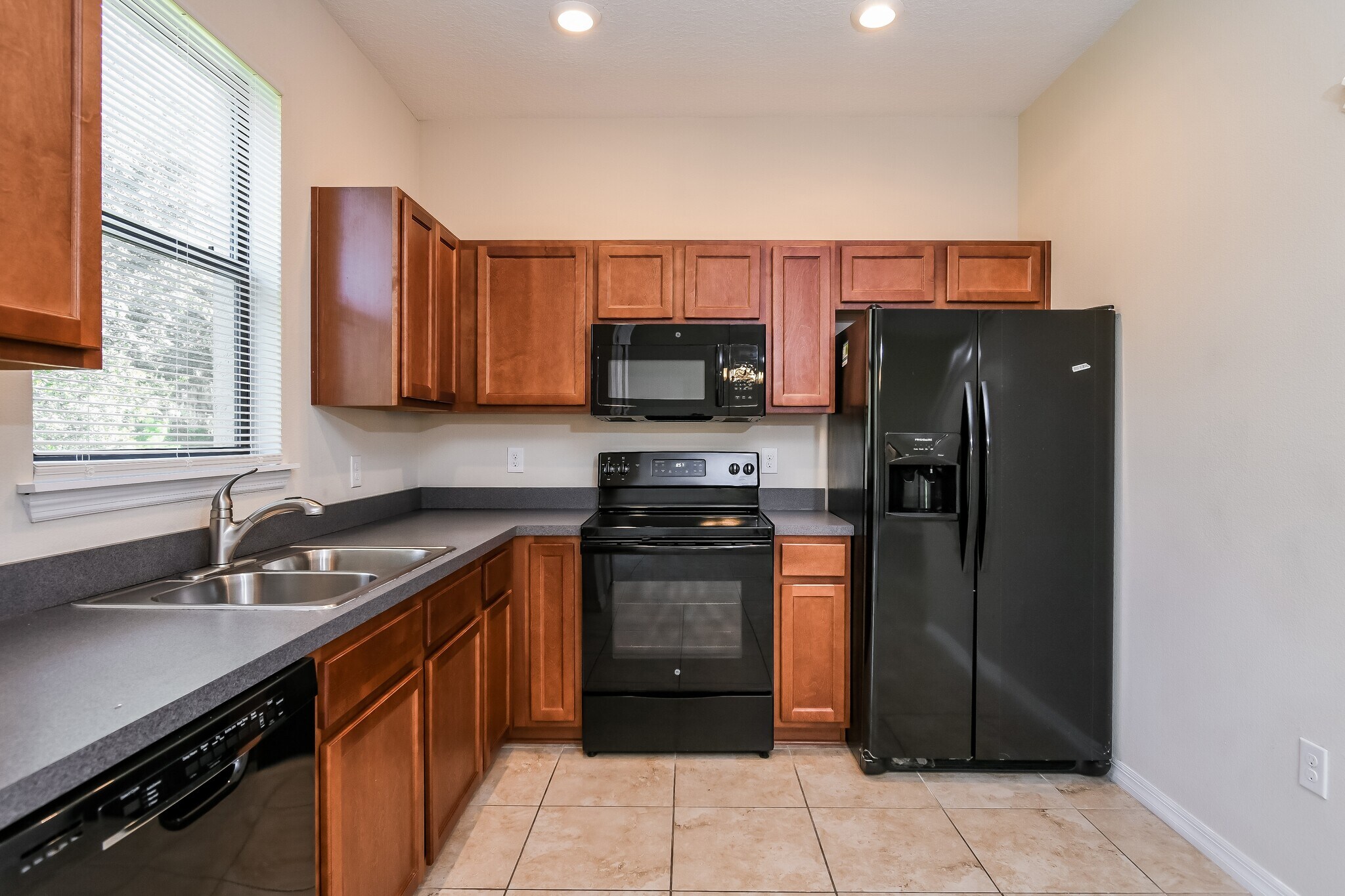 Building Photo - 1462 Pacific Rd