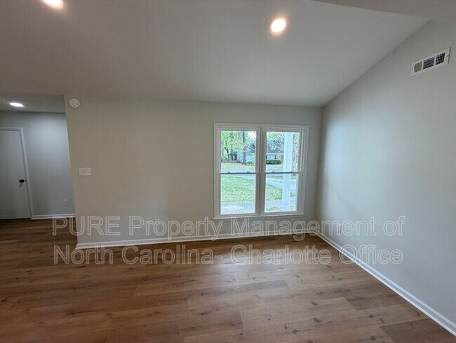 Building Photo - 1712 Blandford Dr