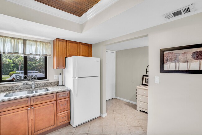 Building Photo - 4640 Chantelle Dr