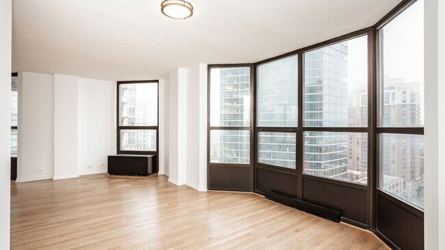 Building Photo - 899 S Plymouth Ct