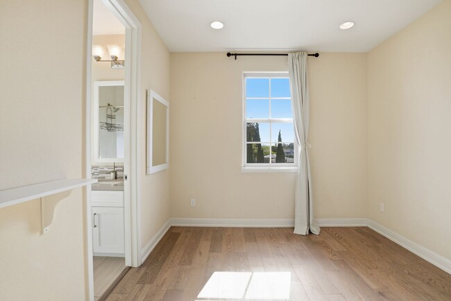 Building Photo - Gorgeous 2 Bed, 2.5 Bath Townhome in Exclusive Reflection Community!